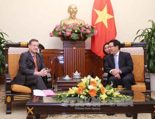 Wirtschaftszusammenarbeit ist Priorität in den Beziehungen zwischen Vietnam und Frankreich - ảnh 1